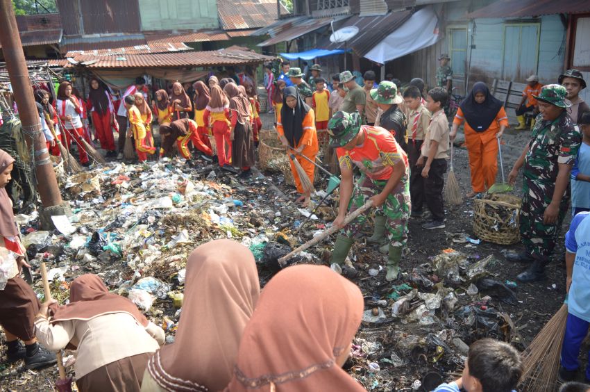 Jalankan Program Unggulan KASAD: TMMD ke-123 Kodim 0212/Tapsel Wujudkan Lingkungan Sehat di Pasar Tradisional Paringgonan Palas