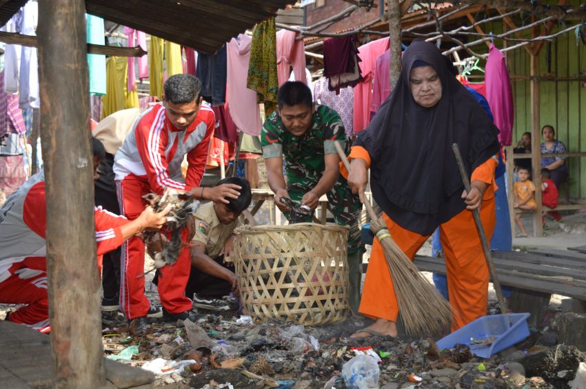 Aksi Seru Satgas TMMD ke-123 Kodim 0212/Tapsel: Bersih-Bersih Pasar Paringgonan Palas bersama Warga dan Pelajar