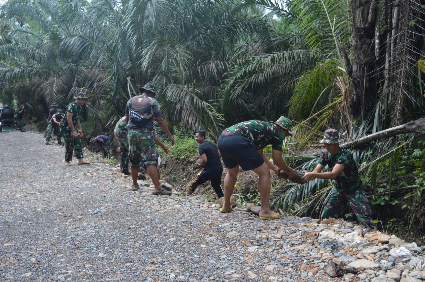 Satgas TMMD ke-123 dan Warga Pintu Padang Palas : Bersama Membangun dan Merajut Harapan