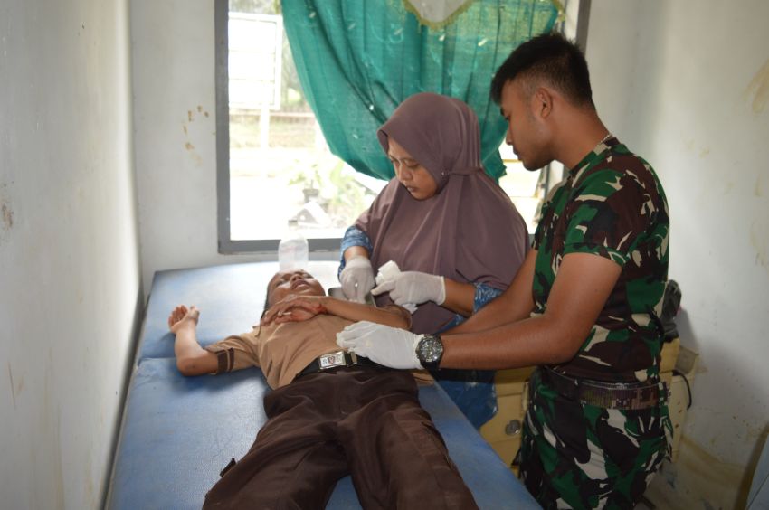 Satgas TMMD ke-123 Gercep, Bocah SD Pintu Padang Palas yang Terjatuh di bawa ke Puskesmas, Begini Respons Dansatgas 0212/Tapsel