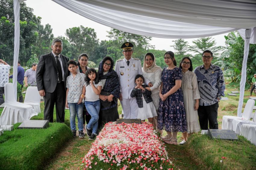 Usai Dilantik Sebagai Wali Kota, Rico Waas Ziarah Makam Sang Ayah