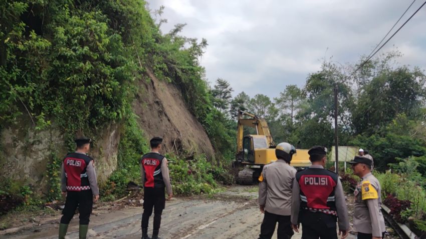 Polres Tanah Karo Bersihkan Material Longsor dan Atur Arus Lalu Lintas di Barus Jahe