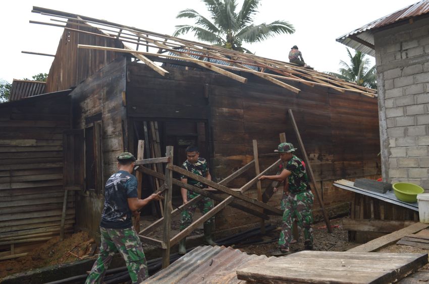 Satgas TMMD ke-123 Perbaiki Rumah Ibu Timas Nasution di Padang Lawas, Dandim 0212/Tapsel: "Wujud Nyata Kepedulian TNI untuk Rakyat"