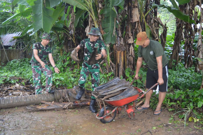 Satgas TMMD ke-123 Bantu Warga Selamatkan Kayu Bakar dari Hujan Deras di Palas