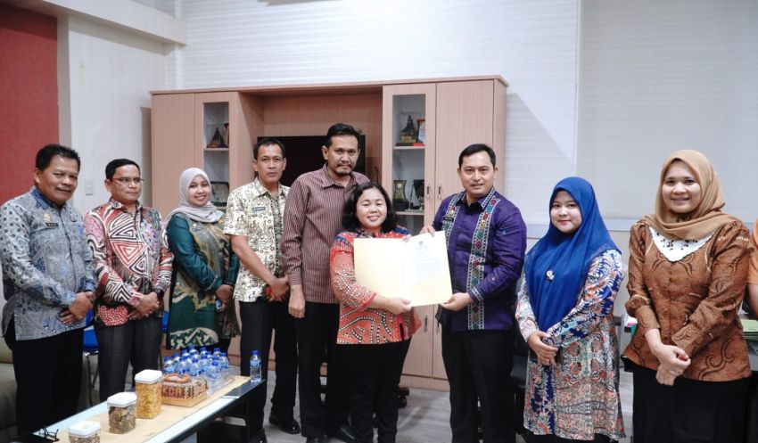 Pj Sekda Terima Surat Keputusan Rapat Pleno Terbuka Calon Bupati dan Wakil Bupati Terpilih