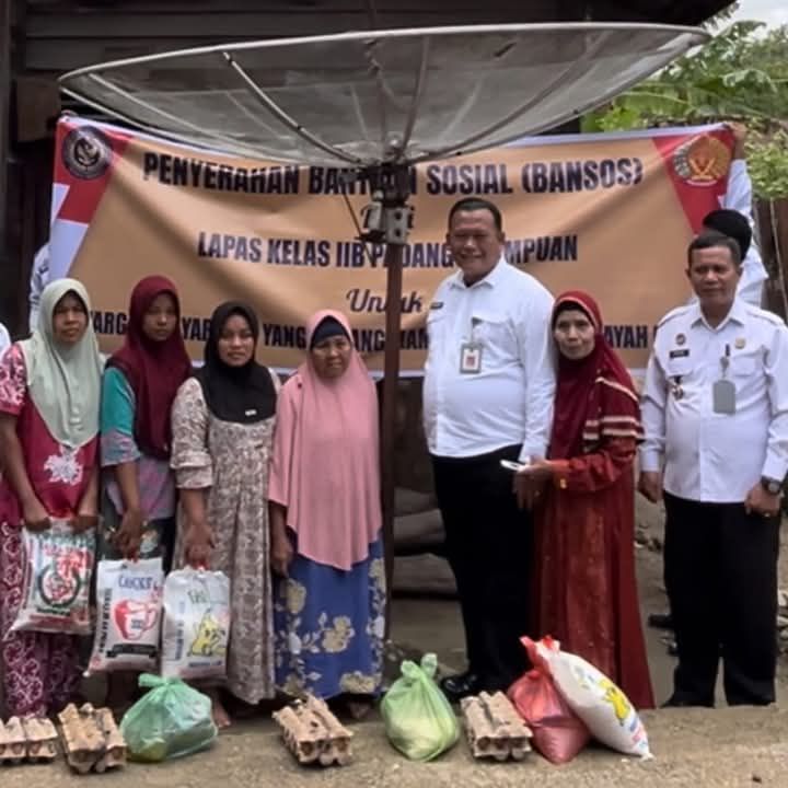 Dukung Program Akselerasi Menteri, Kalapas Padangsidimpuan Berikan Bantuan Sosial Kepada Warga Kurang Mampu