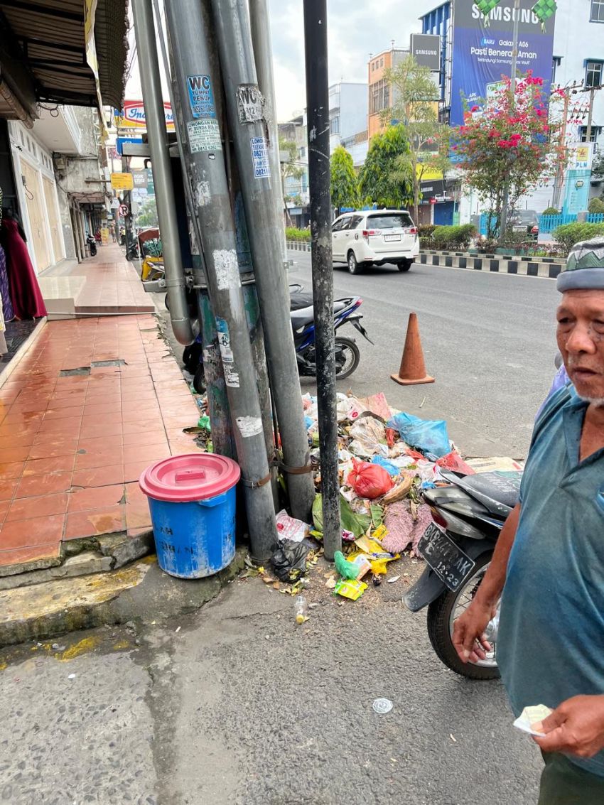 Tiga Bulan Tak Gajian, Pegawai DLH Mogok Kerja, Sampah Menumpuk di Jalan Protokol Kota Binjai