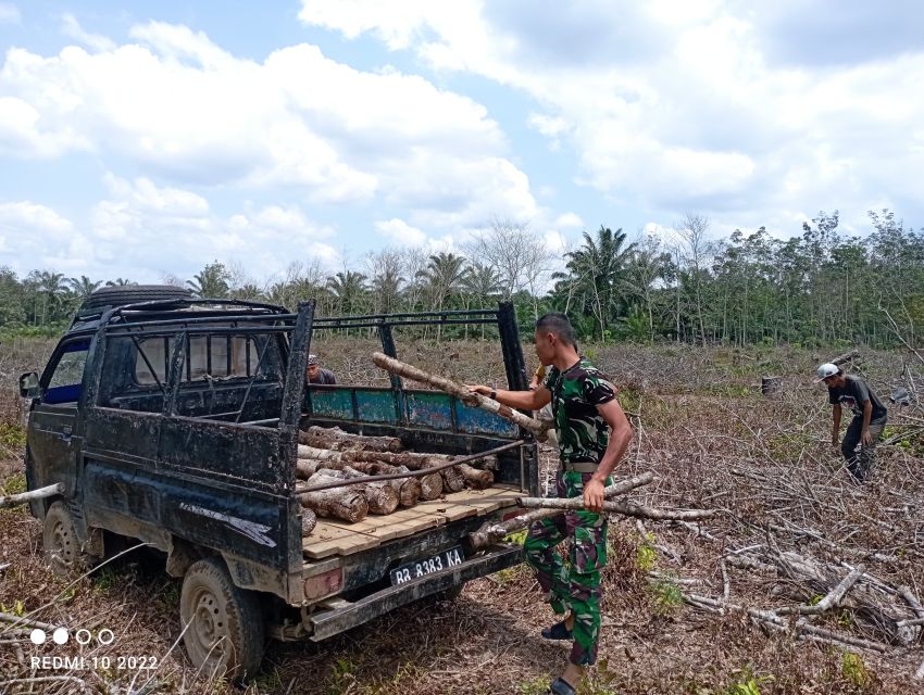 Cerminkan Semangat Gotong Royong, Satgas TMMD ke-123 Kodim 0212/Tapsel Bantu Warga Pintu Padang Palas Kumpulkan Kayu Bakar