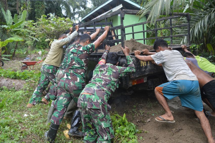 Haru! Satgas TMMD ke 123 Bantu Warga yang Kendaraannya Terperosok di Jalan Berlumpur