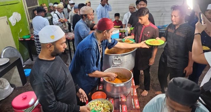 Komunitas India Muslim di Kota Medan Bagikan Ratusan Porsi Nasi Briani dan Kari Kambing Menu Buka Puasa