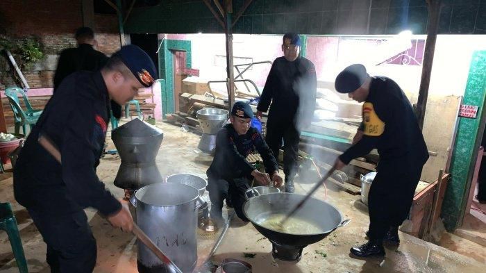 Brimob Polda Sumut Dirikan Posko dan Dapur Lapangan Pasca Banjir Bandang di Padang Sidempuan