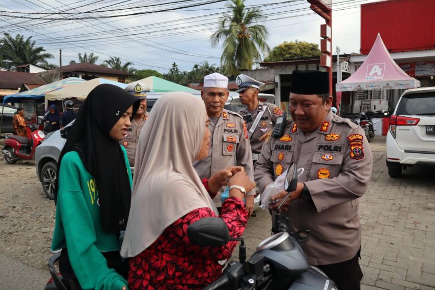 AKBP Diari Astetika Bagikan Takjil di Dampingi Ketua Bhayangkari,Warga Sibuhuan Palas Sambut dengan Antusias