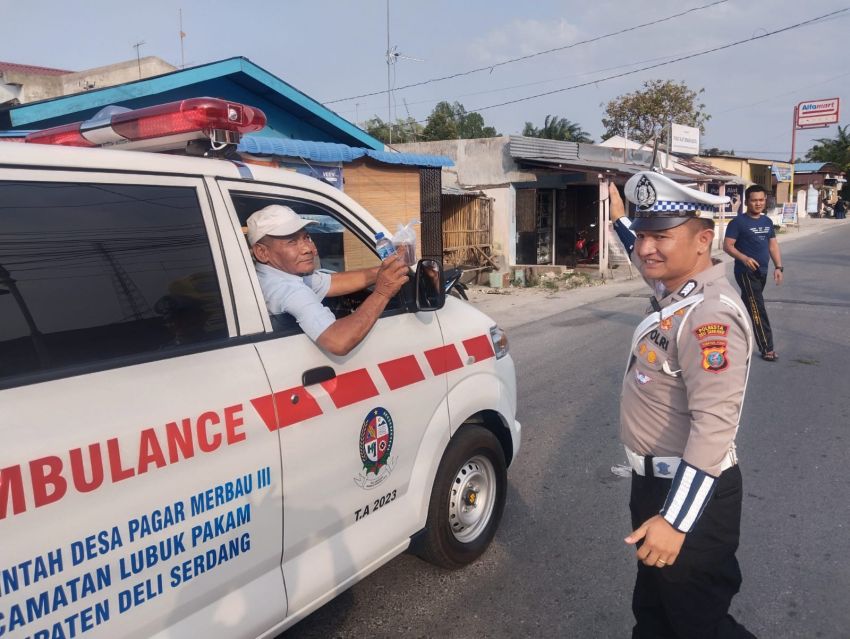 Berbagi Berkah Ramadhan, Satlantas Polresta Deli Serdang Bagikan Takjil kepada Pengguna Jalan