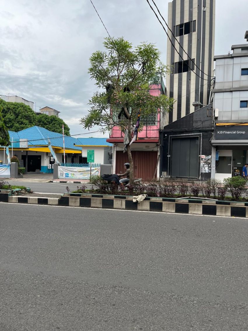 Warga Binjai Terkejut dengan Pakaian Rombengan yang Digantung di Pohon
