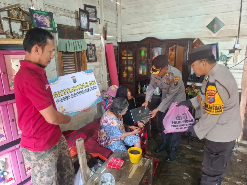 Sedekah Keliling Polres Tapsel,Kepedulian AKBP Yasir Ahmadi untuk Masyarakat Kurang Mampu di Bulan Ramadhan