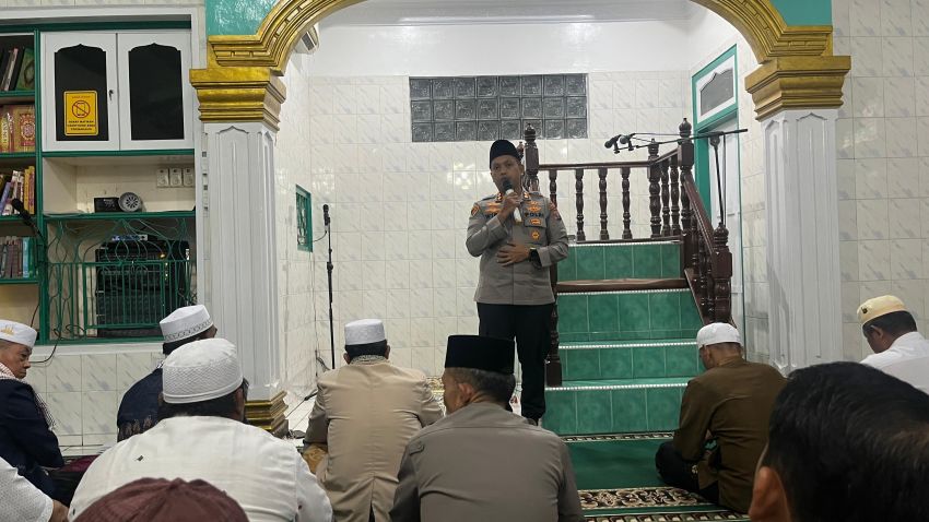 AKBP Dr. Wira Prayatna Sholat Tarawih Berjamaah di Masjid Baiturrahman, Sampaikan Pesan Kamtibmas dan Perangi Narkoba