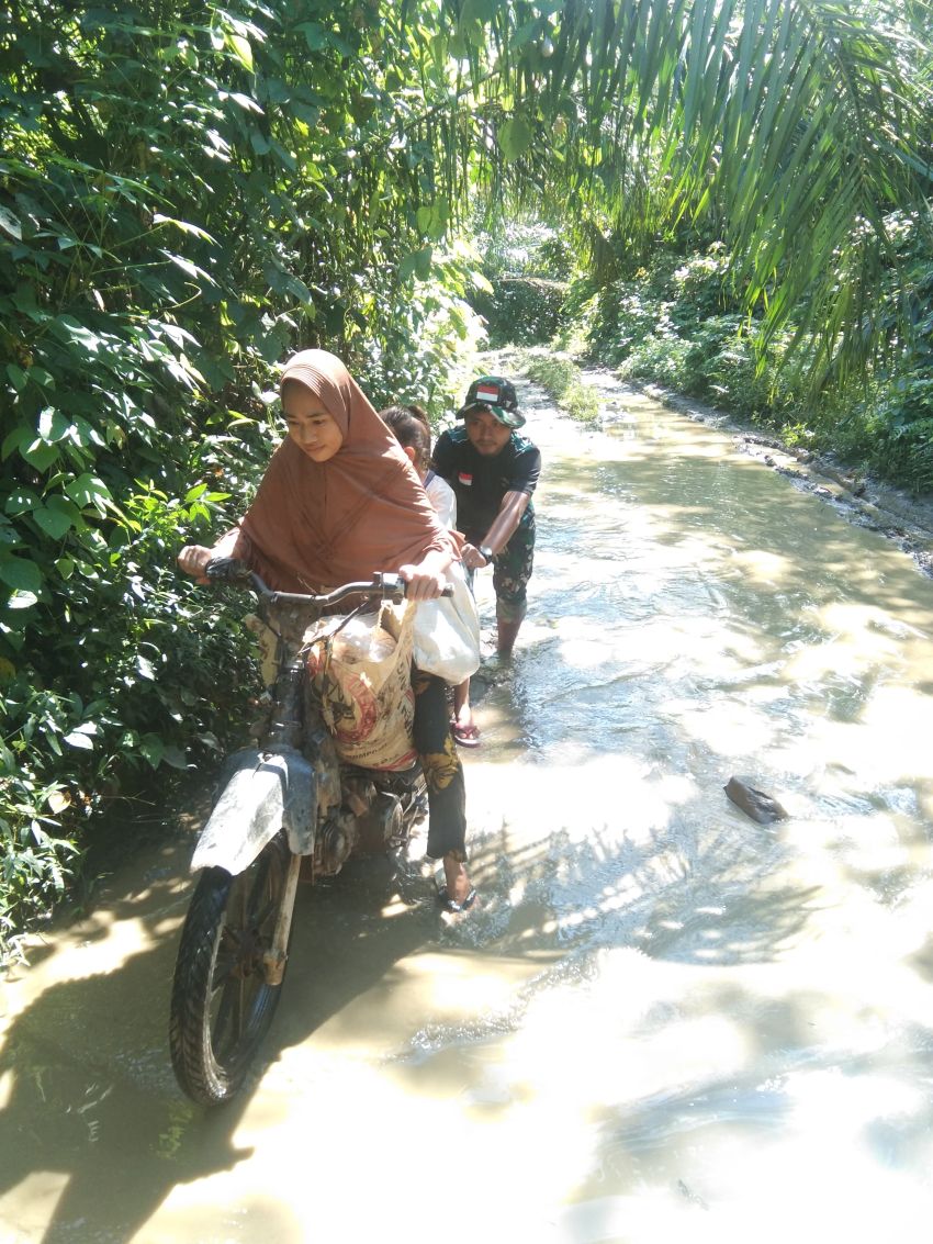Kisah Haru di Desa Pintu Padang Palas, Satgas TMMD TNI Bantu Warga yang Motor Mogok di Tengah Jalan
