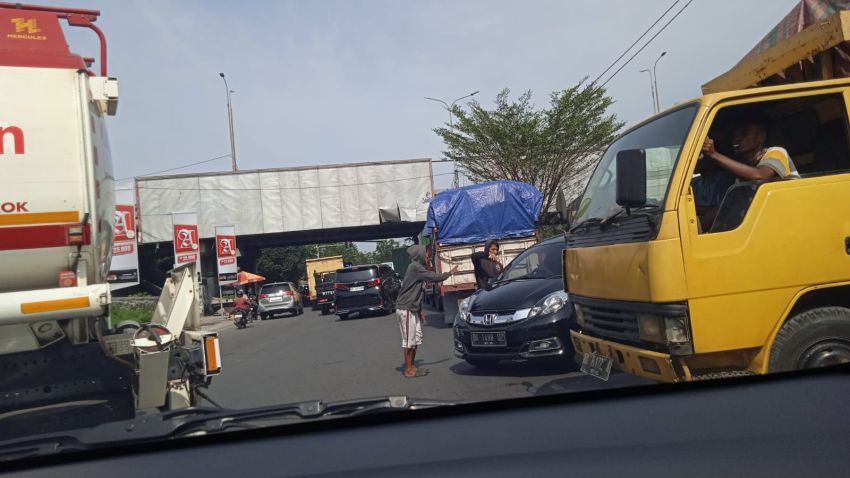 Aksi Pak Ogah di Gerbang Tol Bandar Selamat Meresahkan Pengendara, Polisi Diminta Menertibkan*