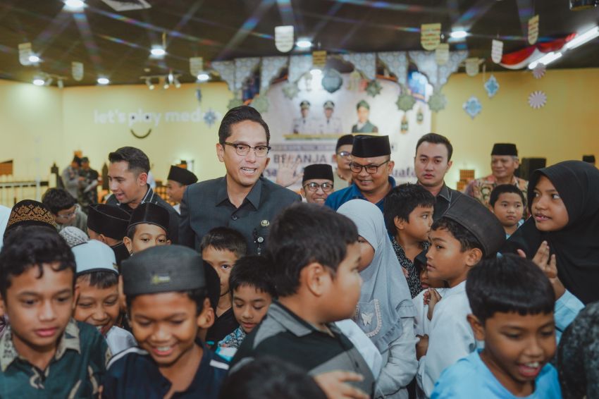 Jelang Lebaran, Rico Waas Belanja Pakaian Lebaran dengan 400 Anak Yatim Dhuafa