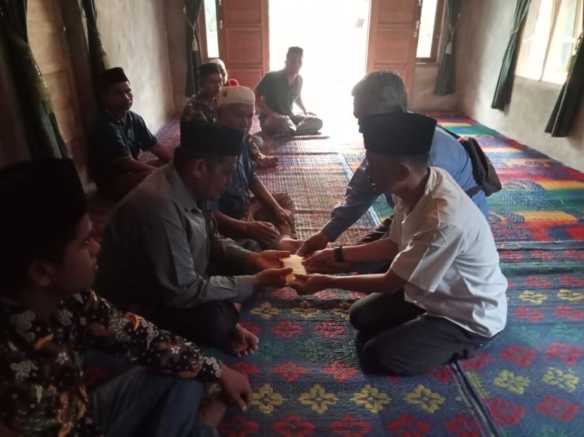 Polsek Barteng Polres Palas Ziarah ke Rumah Duka Korban Kecelakaan Kerja Bersama Pihak PT GPN