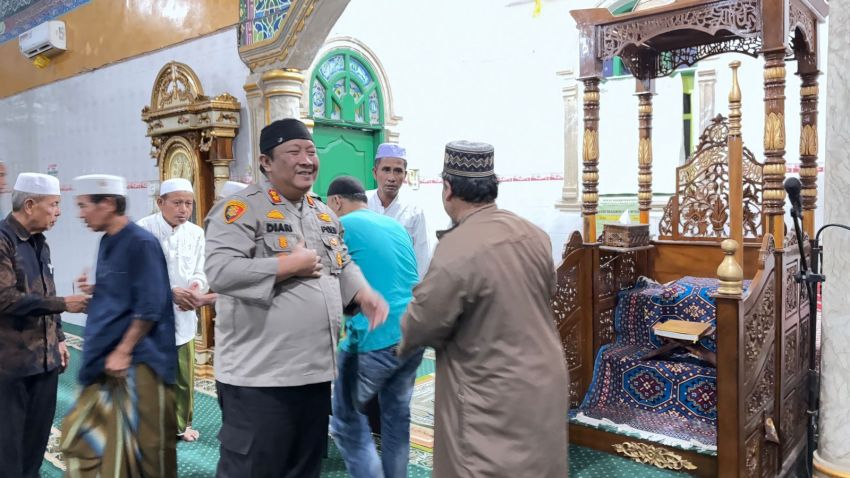 Tingkatkan Kepercayaan Publik,AKBP Diari Astetika Tatap Muka Dengan Tomas dan Toga, Sembari Berbagi Takjil di Pasar Sibuhuan Palas
