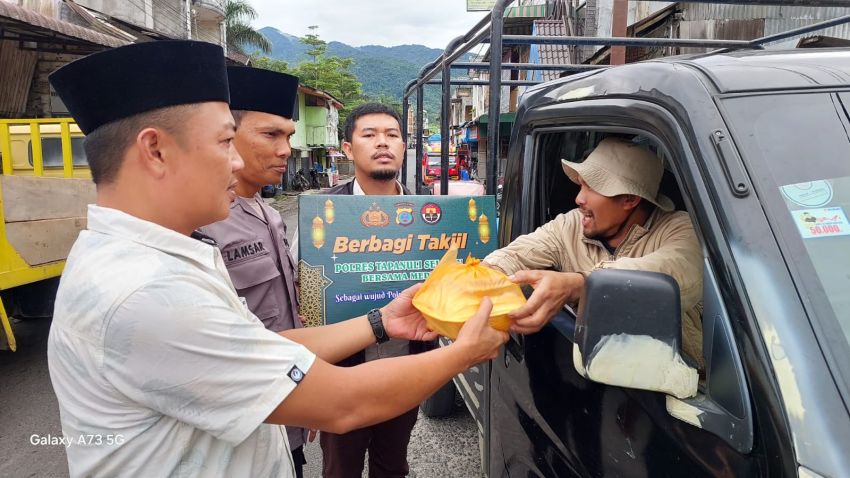 Polsek Sipirok Gelar Program Jumat Berkah, Bagikan Nasi Kotak dan Takjil kepada Warga Tapsel