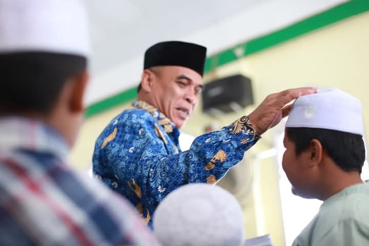 Bupati Sukhairi Nasution Serahkan Tali Asih kepada Anak Yatim dan Piatu di Dua Desa dan Satu Kelurahan