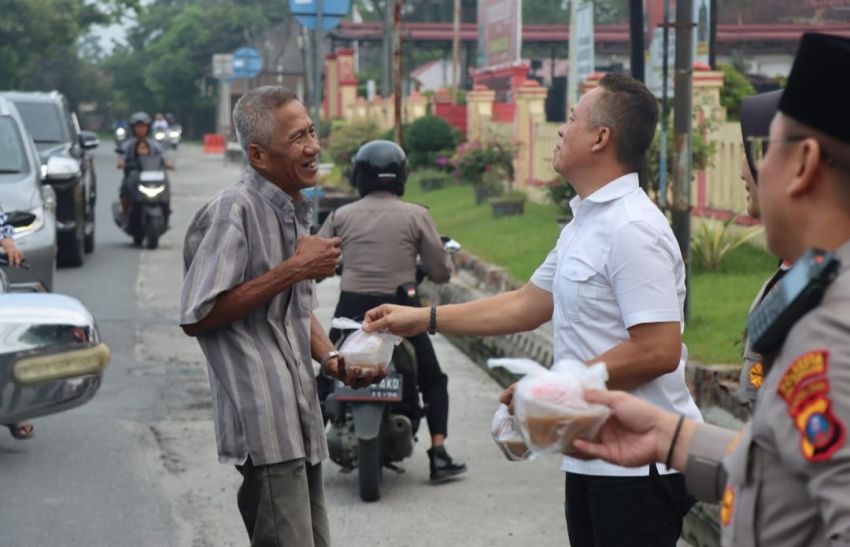 Tebar Keberkahan Di Bulan Ramadhan, Polresta Deli Serdang dan Jajaran Berbagi Takjil Kepada Masyarakat