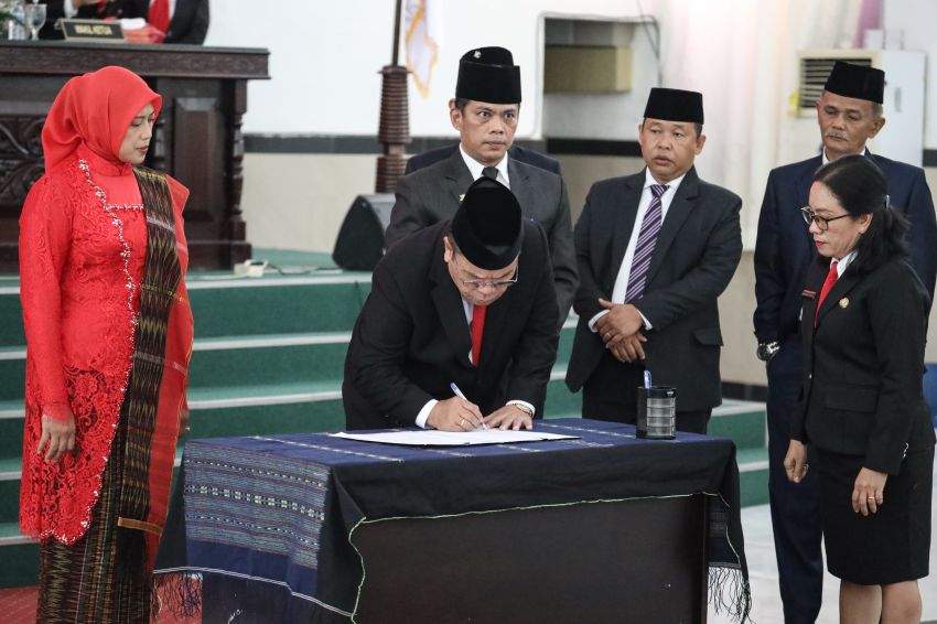 Walikota beri kata sambutan di acara Rapat Paripurna DPRD Rangka Serah Terima Jabatan dan Penyerahan Memori Jabatan