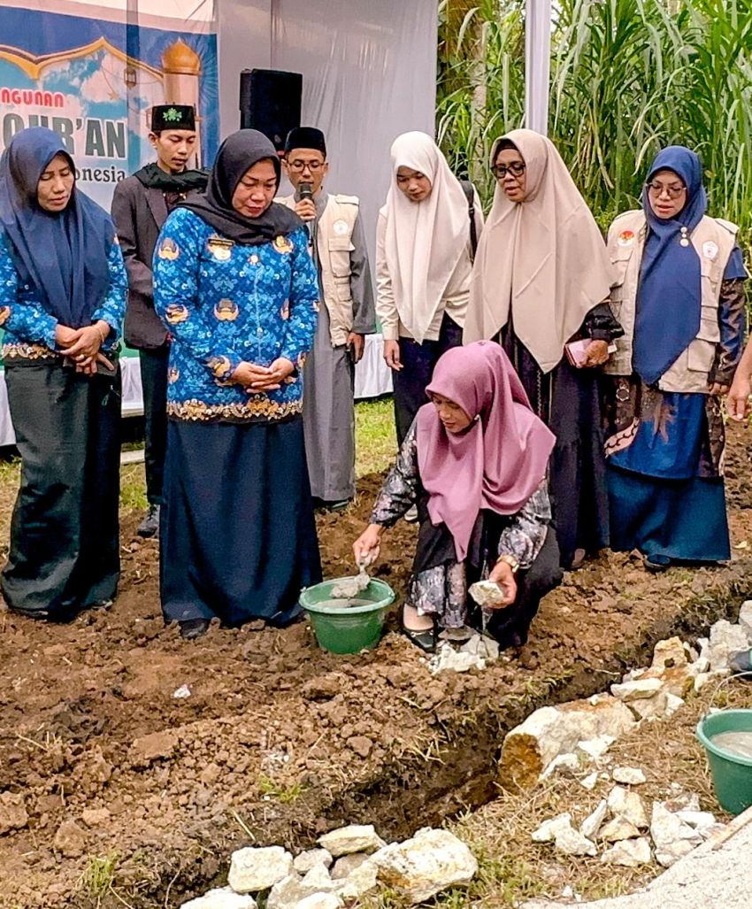Peletakan batu pertama pembangunan Pondok Pesantren (Ponpes) Nurul Qur'an di Lingkungan I Sukamulia Kelurahan Sinaksak