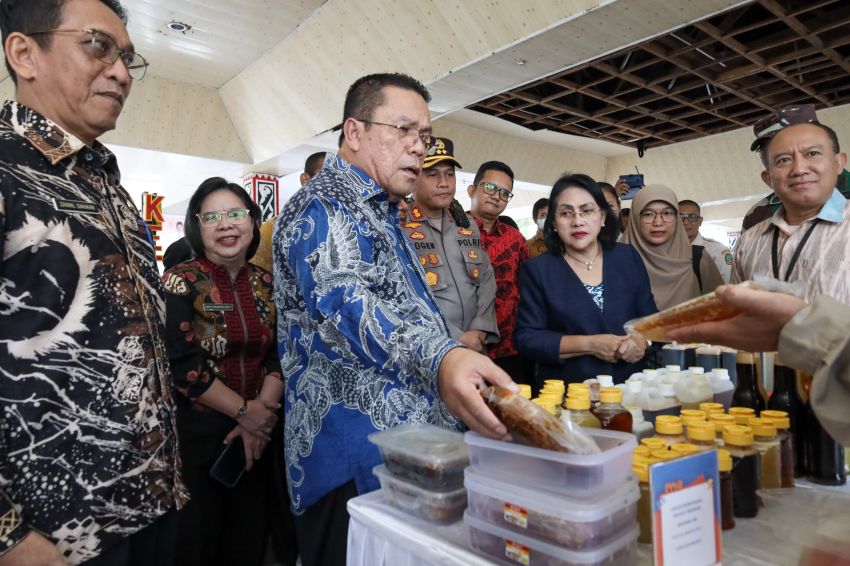 Wali Kota membuka Pasar Murah Dalam Rangka Menyambut Ramadhan dan Hari Besar Keagamaan (HKBN) Hari Raya Idul Fitri 1446 H.
