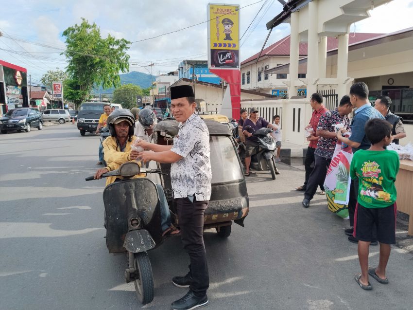 Kasat Reskrim Polres Padangsidimpuan Bagikan Takzil Ramadhan untuk Pengendara dan Masyarakat Sekitar
