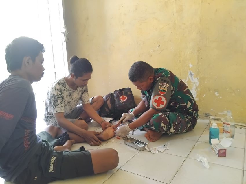 Satgas TMMD Ke-123 Kodim 0212/Tapsel Turun Langsung Bantu Warga Sakit Tertusuk Duri Sawit di Desa Pintu Padang