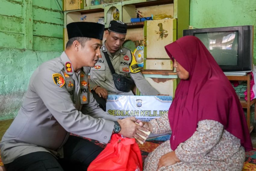 Kapolres Tapsel Gelar Kegiatan Sedekah Keliling di Desa Batu Horpak, AKBP Yasir Ahmadi : Berbagi Kebahagiaan