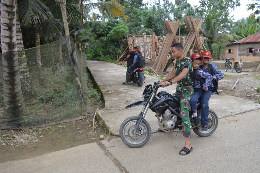 Kisah Haru Praka Tri Sudarso, Antar Anak-Anak Desa Pintu Padang Pulang Sekolah dengan Sepeda Motor