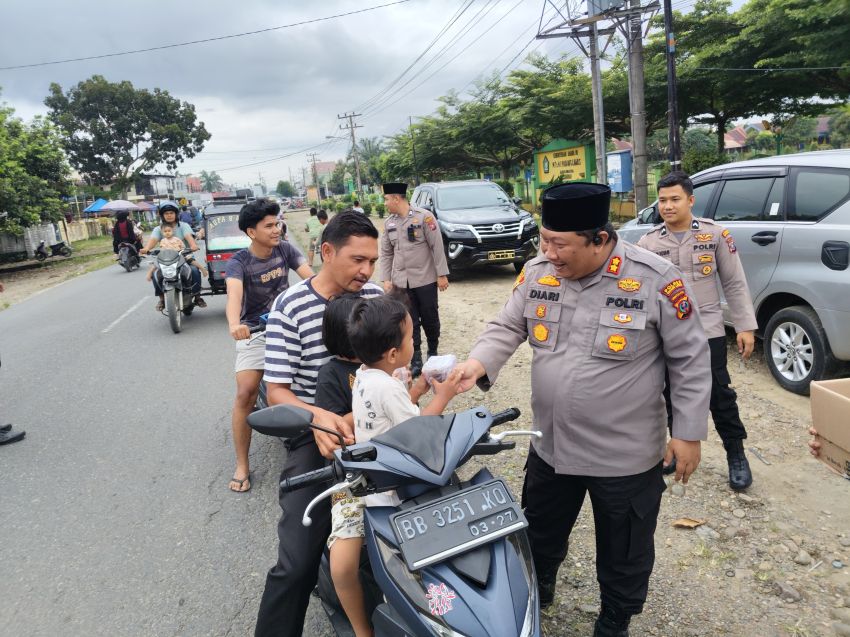 Kapolres AKBP Diari Astetika Dan Waka Polres Bagi Takjil Gratis Kepada Masyarakat Padang Lawas