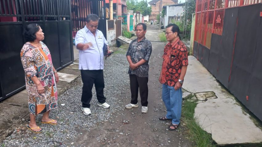 Anggota DPRD Binsar Simarmata Terima Keluhan Warga Terkait Jalan Rusak