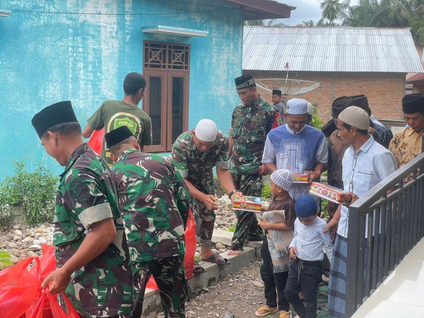 Ketulusan di Bulan Ramadhan, Warga Terharu Saat Satgas TMMD ke-123 Kodim 0212/Tapsel Bagikan Takjil