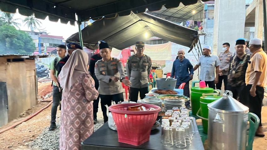 Kepedulian Polri: AKBP Dr Wira Prayatna Tinjau Dapur Umum untuk Warga Terdampak Banjir Padangsidimpuan