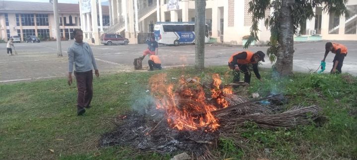 Wakil Bupati Solok H. Candra Pimpin Gotong Royong di Kawasan Islamic Center Koto Baru untuk Persiapan Salat Idul Fitri.