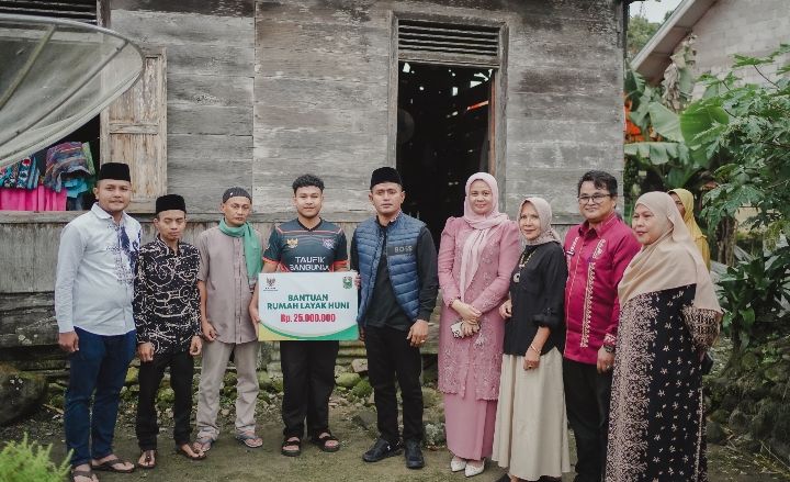 Bupati Solok Serahkan Bantuan Bedah Rumah Kepada Egi Noffembra