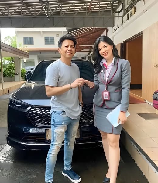 Santy Sales Mobil Temui Ariel NOAH di Studio Musica, Serahkan BPKB Mobil Baru yang Baru Dibeli Ariel NOAH
