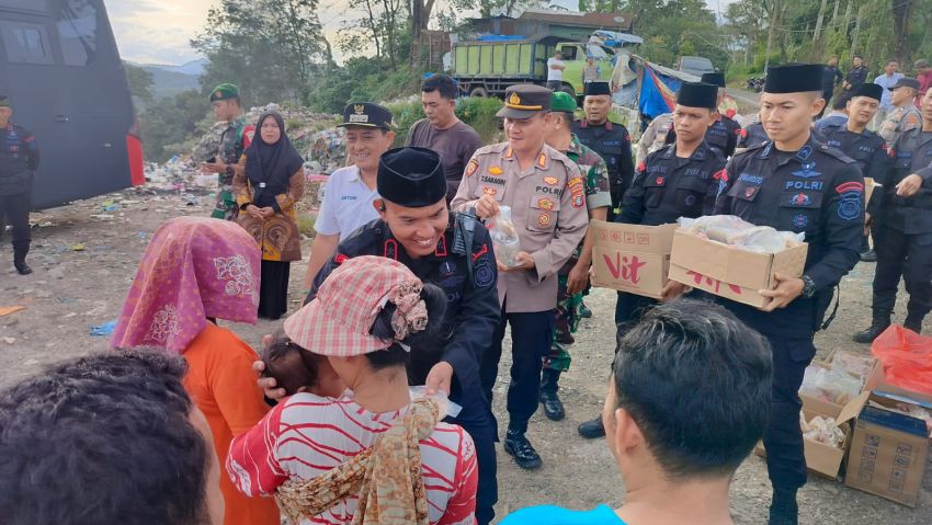 Sat Brimob Yon C dan Polres Padangsidimpuan Berbagi Takjil di Bulan Suci Ramadhan