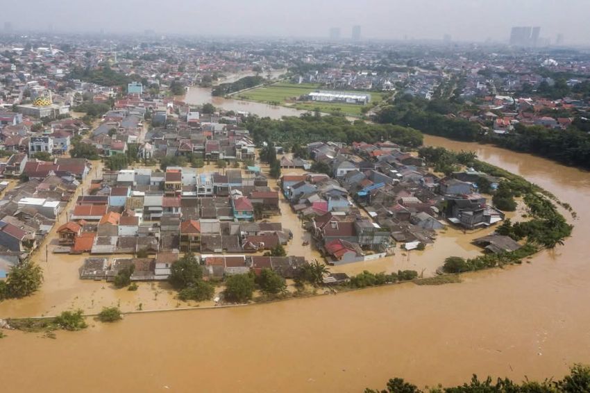Banjir Parah 'Lumpuhkan' Bekasi, Ribuan Rumah Terendam di Jakarta dan Tangsel, Warga Diungsikan