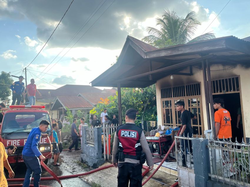 Kebakaran Rumah Permanen di Batunadua, Polres Padangsidimpuan Kolaborasi dengan Damkar Padamkan 'Si Jago Merah'