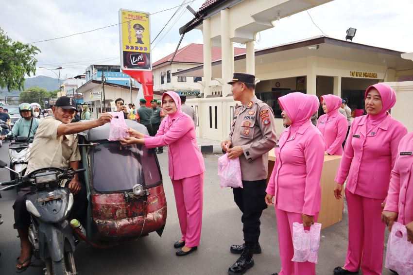 Polres Padangsidimpuan Tebar Berkah Ramadhan: Berbagi Takjil untuk Masyarakat dan Pengendara