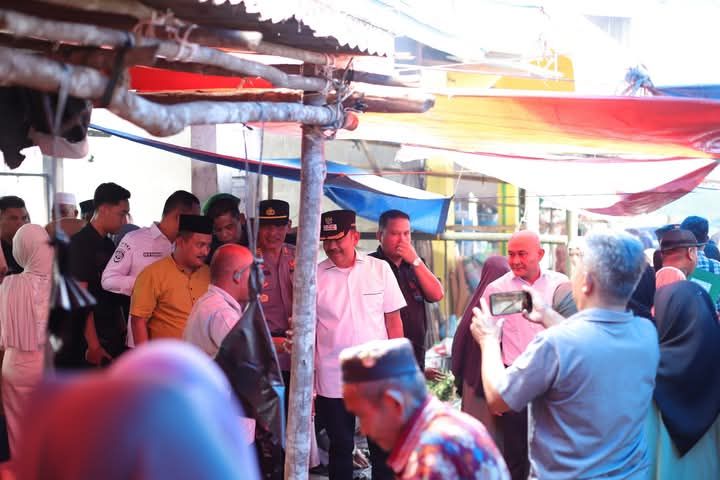 Bupati Madina Tinjau Pasar Kotanopan dan Pasar Baru, Saipullah Nasution : Minta Harga Daging dan lainnya Terjangkau