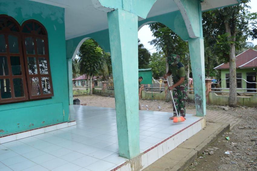 Satgas TMMD Ke-123 Kodim 0212/Tapsel Bantu Warga Bersihkan Masjid Al-Hidayatul Muttaqin Jelang Sholat Jumat di Desa Pintu Padang Palas
