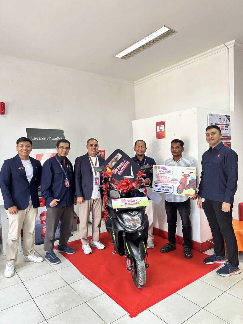 Telkomsel Serahkan Hadiah Sepeda Motor kepada Tujuh Pemenang Program Poin Gembira di Sumatera Utara dan Aceh