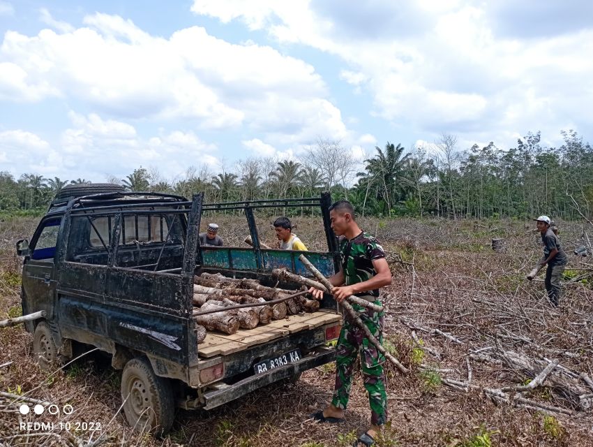 Aksi Mulia Prajurit TMMD ke-123 Kodim 0212/Tapsel: Bantu Warga Angkut Kayu Bakar di Pedalaman Palas!